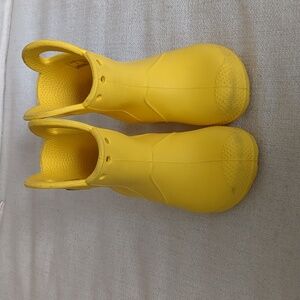 Yellow Crocs handle toddler rain boots sizes C6 and C7